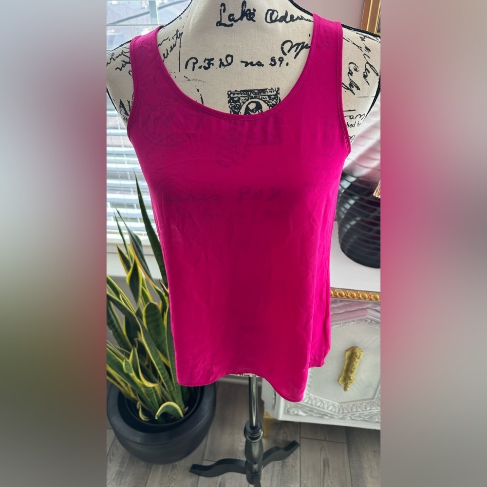 Women's Pink Sleeveless Top

Hot pink tank top with open back